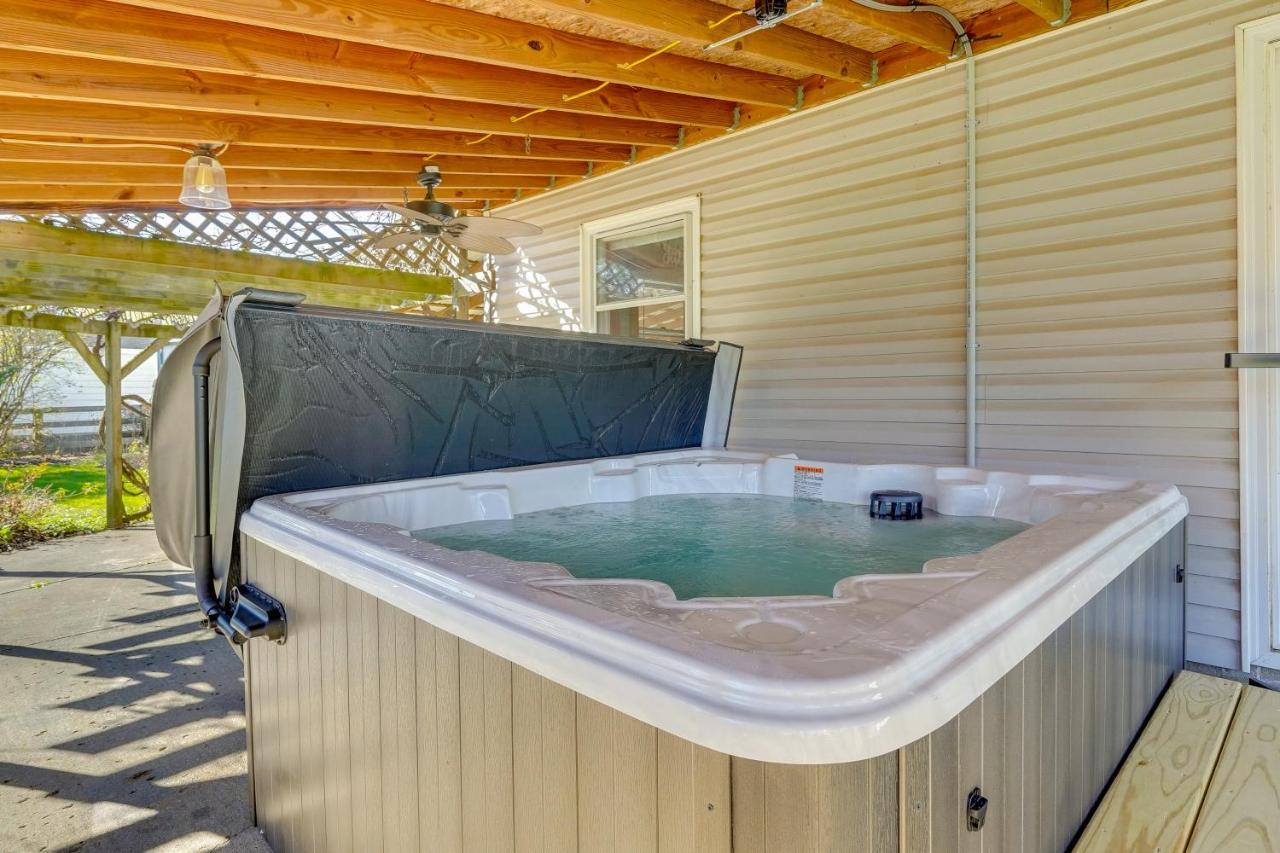 Hocking Hills Hideaway With Hot Tub And Fire Pit! Vila Logan Exterior foto