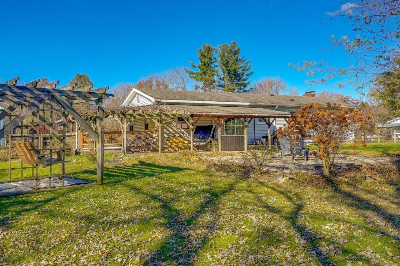 Hocking Hills Hideaway With Hot Tub And Fire Pit! Vila Logan Exterior foto