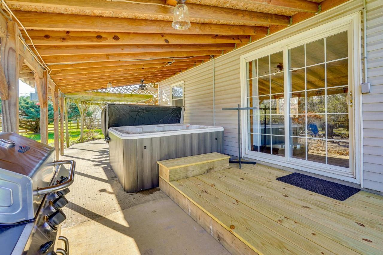 Hocking Hills Hideaway With Hot Tub And Fire Pit! Vila Logan Exterior foto