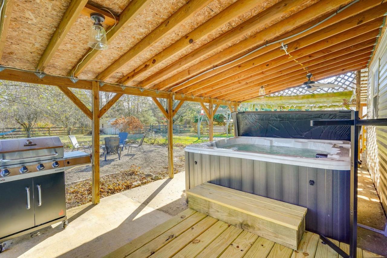 Hocking Hills Hideaway With Hot Tub And Fire Pit! Vila Logan Exterior foto